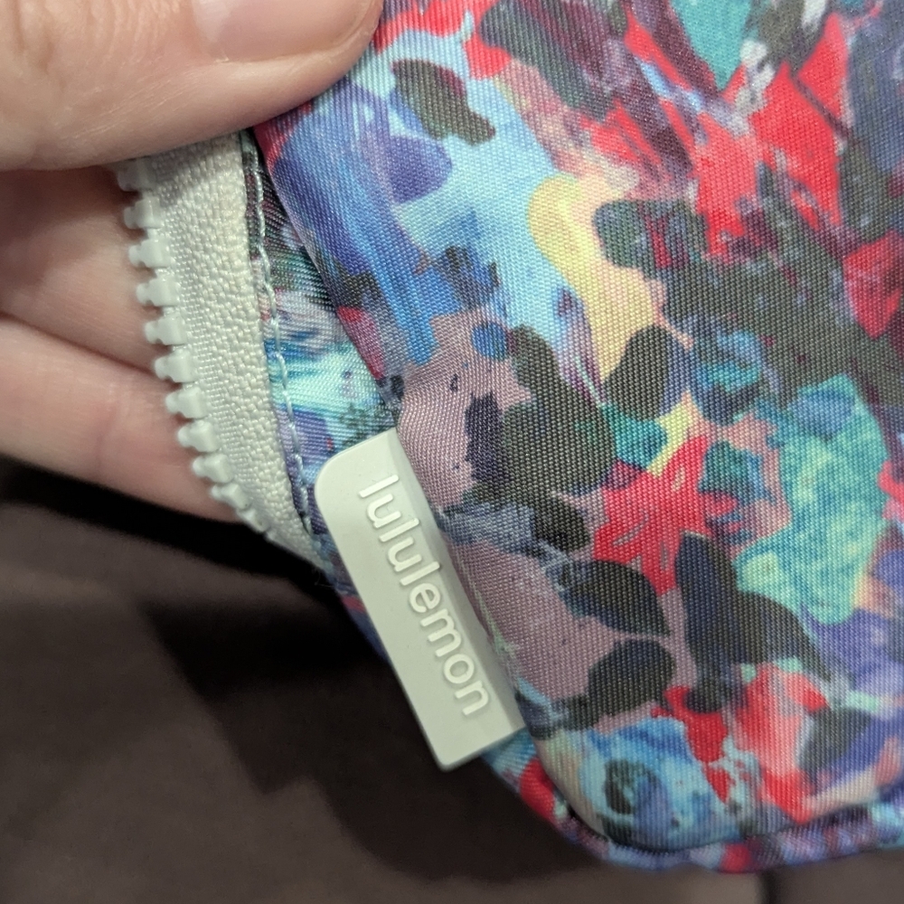 Lululemon Multicolor Floral Belt Bag. Volume 1L. Dimensions 7.5"x2" x5" - Picture 4 of 6